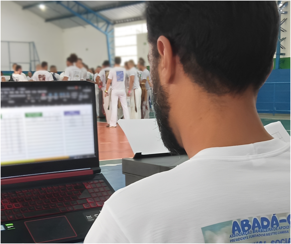 Equipe do GingArena realizando gestão de notas e chaveamento em competição do Abadá-Capoeira
